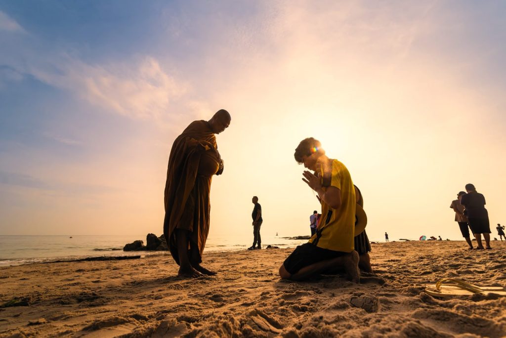 ตักบาตร เกาะหลีเป๊ะ (Merit With the Monk)